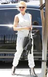 Gwen Stefani feet photo thumbnail