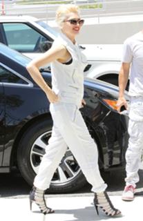 Gwen Stefani feet photo thumbnail