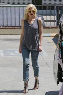 Gwen Stefani feet photo thumbnail