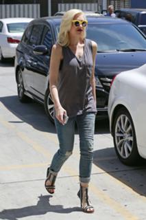 Gwen Stefani feet photo thumbnail