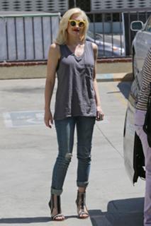 Gwen Stefani feet photo thumbnail