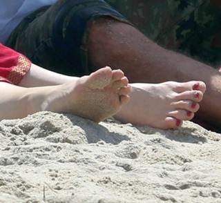 Gwen Stefani feet photo thumbnail