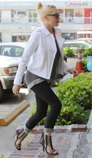 Gwen Stefani feet photo thumbnail