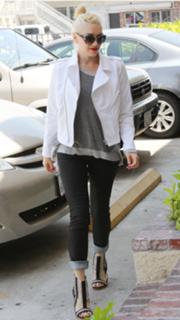 Gwen Stefani feet photo thumbnail