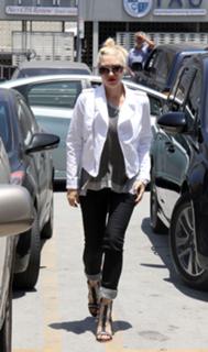 Gwen Stefani feet photo thumbnail