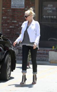 Gwen Stefani feet photo thumbnail