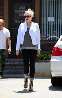 Gwen Stefani feet photo thumbnail