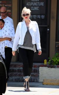 Gwen Stefani feet photo thumbnail