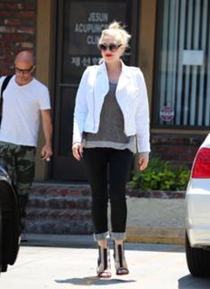 Gwen Stefani feet photo thumbnail
