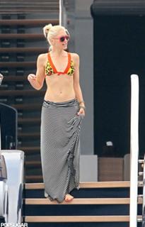 Gwen Stefani feet photo thumbnail