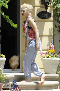Gwen Stefani feet photo thumbnail