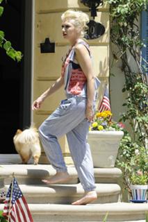 Gwen Stefani feet photo thumbnail