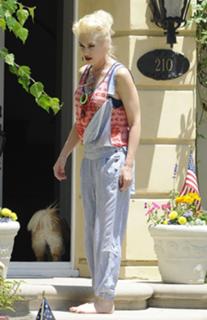 Gwen Stefani feet photo thumbnail