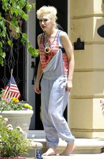 Gwen Stefani feet photo thumbnail