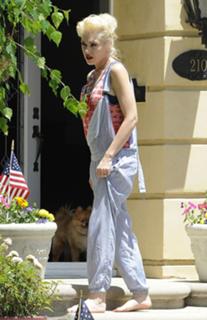 Gwen Stefani feet photo thumbnail
