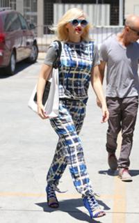 Gwen Stefani feet photo thumbnail