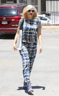 Gwen Stefani feet photo thumbnail