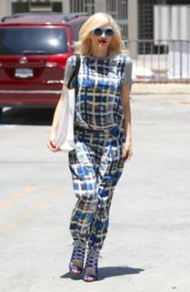 Gwen Stefani feet photo thumbnail