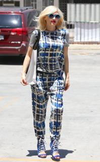 Gwen Stefani feet photo thumbnail