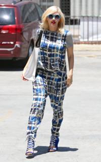 Gwen Stefani feet photo thumbnail