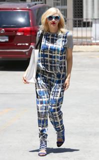 Gwen Stefani feet photo thumbnail