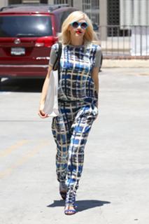 Gwen Stefani feet photo thumbnail