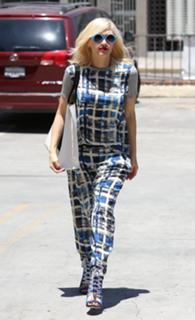 Gwen Stefani feet photo thumbnail