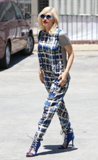 Gwen Stefani feet photo thumbnail