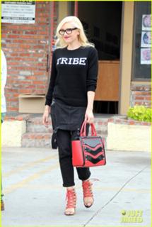 Gwen Stefani feet photo thumbnail