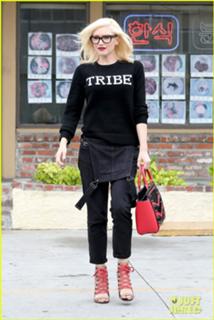 Gwen Stefani feet photo thumbnail