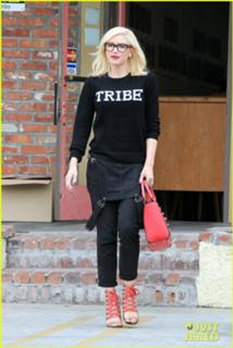 Gwen Stefani feet photo thumbnail