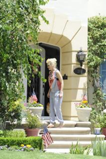 Gwen Stefani feet photo thumbnail