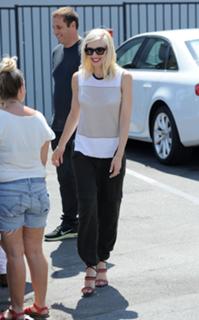 Gwen Stefani feet photo thumbnail