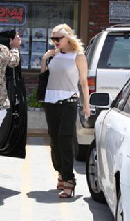 Gwen Stefani feet photo thumbnail