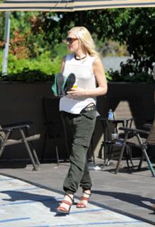 Gwen Stefani feet photo thumbnail