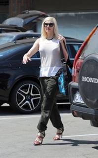 Gwen Stefani feet photo thumbnail