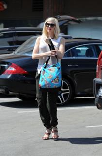 Gwen Stefani feet photo thumbnail