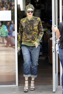 Gwen Stefani feet photo thumbnail