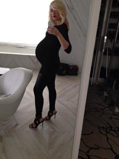 Gwen Stefani feet photo thumbnail