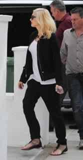 Gwen Stefani feet photo thumbnail