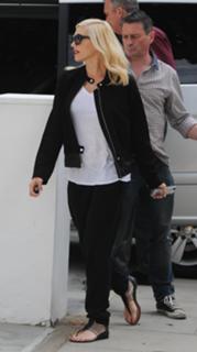 Gwen Stefani feet photo thumbnail