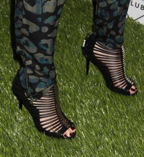 Gwen Stefani feet photo thumbnail