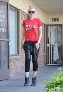 Gwen Stefani feet photo thumbnail