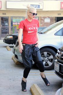 Gwen Stefani feet photo thumbnail