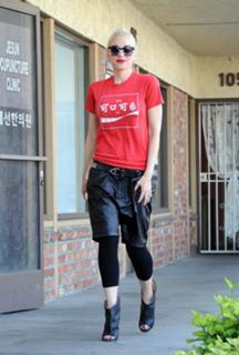 Gwen Stefani feet photo thumbnail