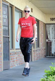 Gwen Stefani feet photo thumbnail