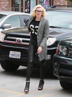 Gwen Stefani feet photo thumbnail