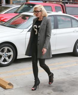 Gwen Stefani feet photo thumbnail
