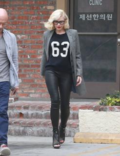 Gwen Stefani feet photo thumbnail