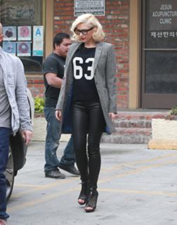 Gwen Stefani feet photo thumbnail